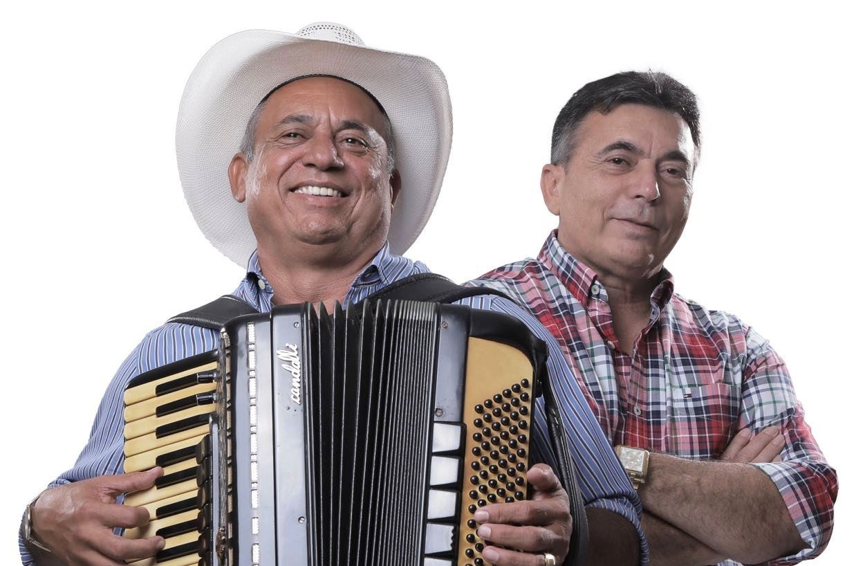 ARRAIÁ DE CUMPADE EM DOSE DUPLA