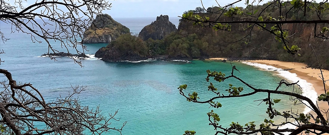 A melhor praia do mundo eleita pelo TripAdvisor fica bem aqui, no Brasil. Qual é?