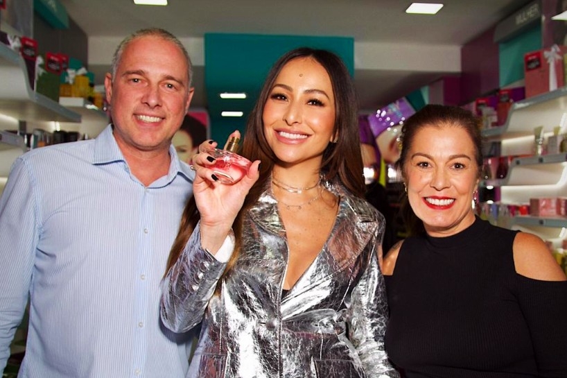 YES COSMETICS RECEBE SABRINA SATO