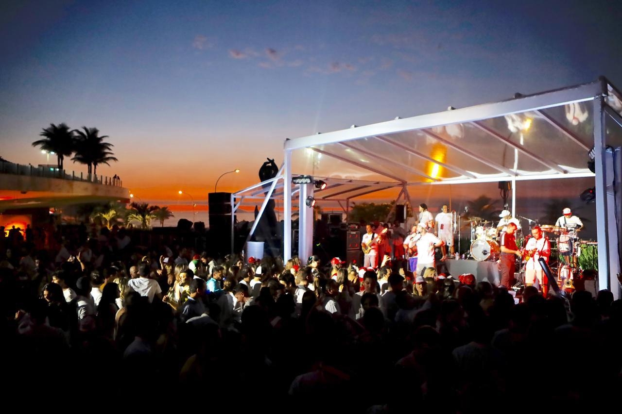 Celebridades curtem festas de Réveillon em hotéis 5 estrelas no Rio de Janeiro