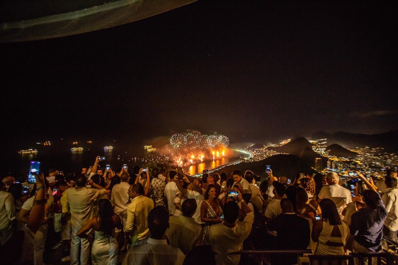 Celebridades curtem festas de Réveillon em hotéis 5 estrelas no Rio de Janeiro