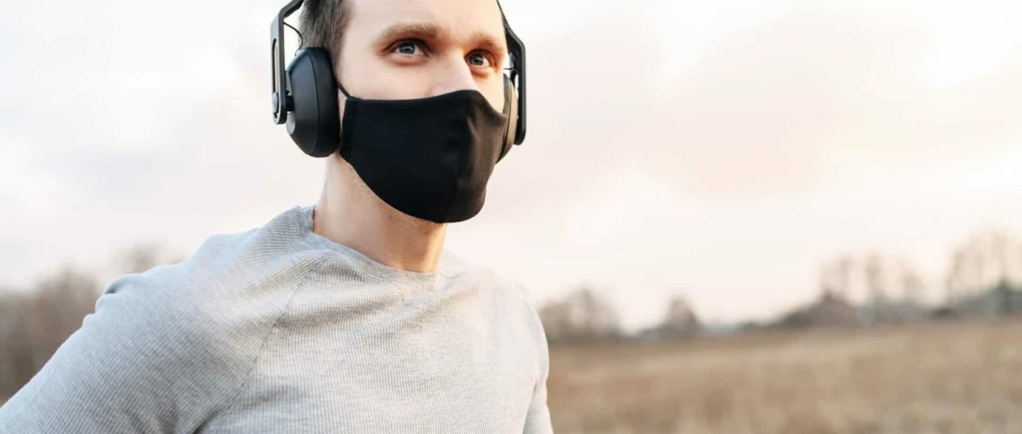 Praticar atividade física com máscara? OMS recomenda que não!