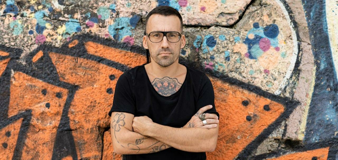 Apresentador francês ensina receita de petit gâteau de Paris