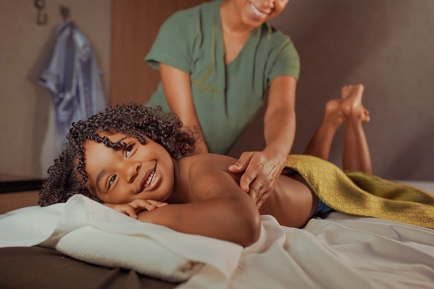 Conheça os benefícios das massagens para crianças