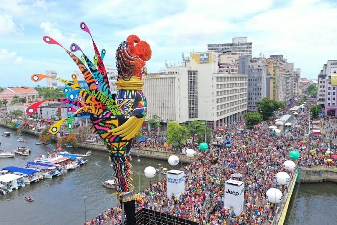 Lá vem o Galo da Madrugada