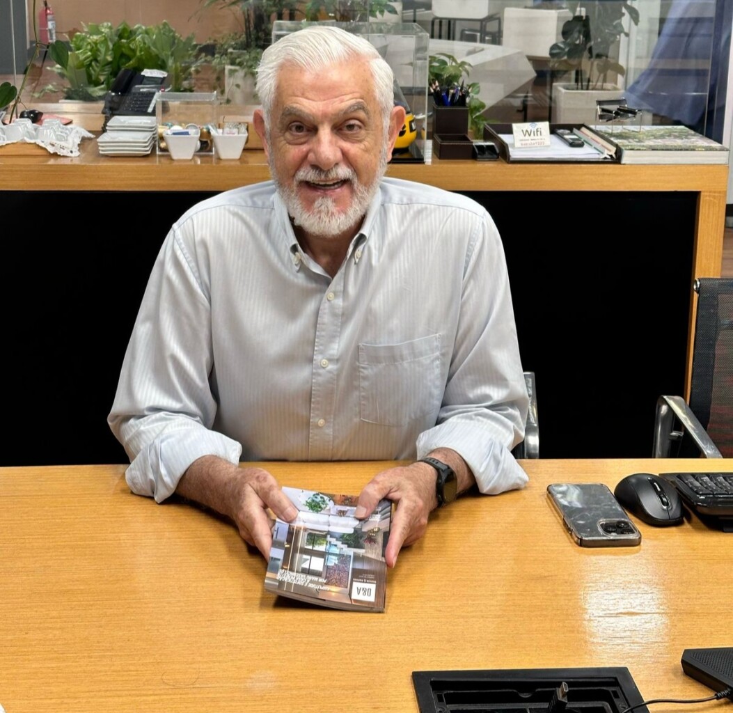 Benedito Abbud com sua revista D&A