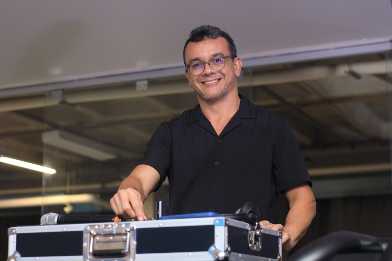 DJ Astek se apresenta em uma picape BYD Shark