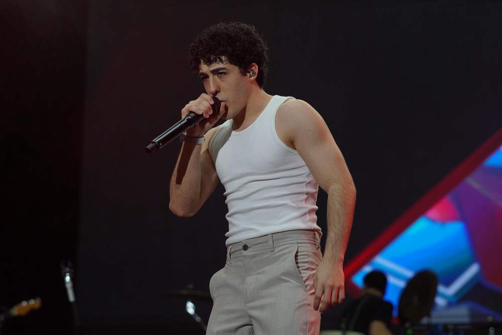 Enzo Rabelo rebate críticas com maturidade