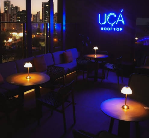 Dunset com DJs e vista para o mar