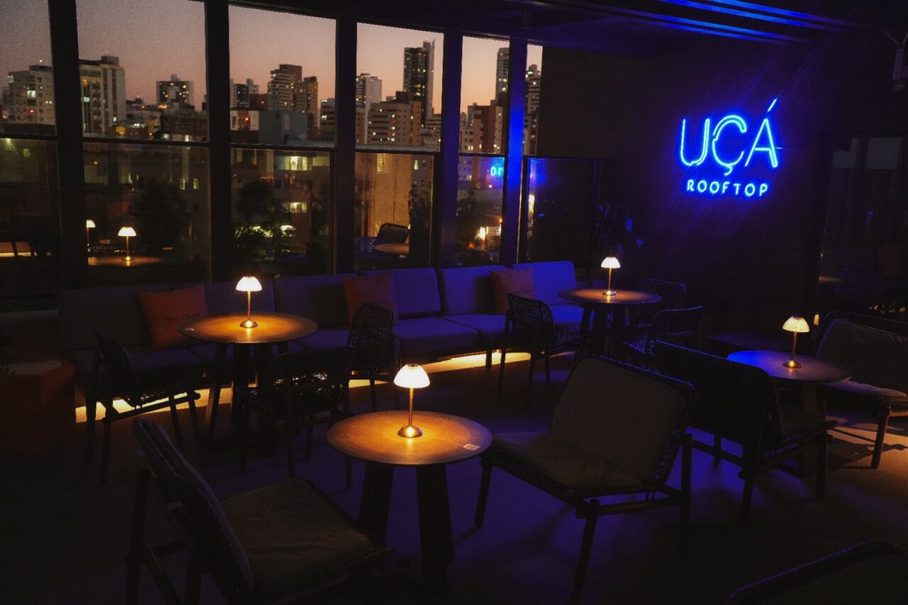 Atmosfera vibrante e sofisticada