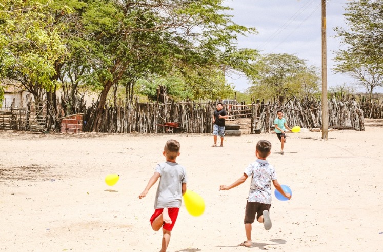 107 crianças felizes em Serrote Baixo