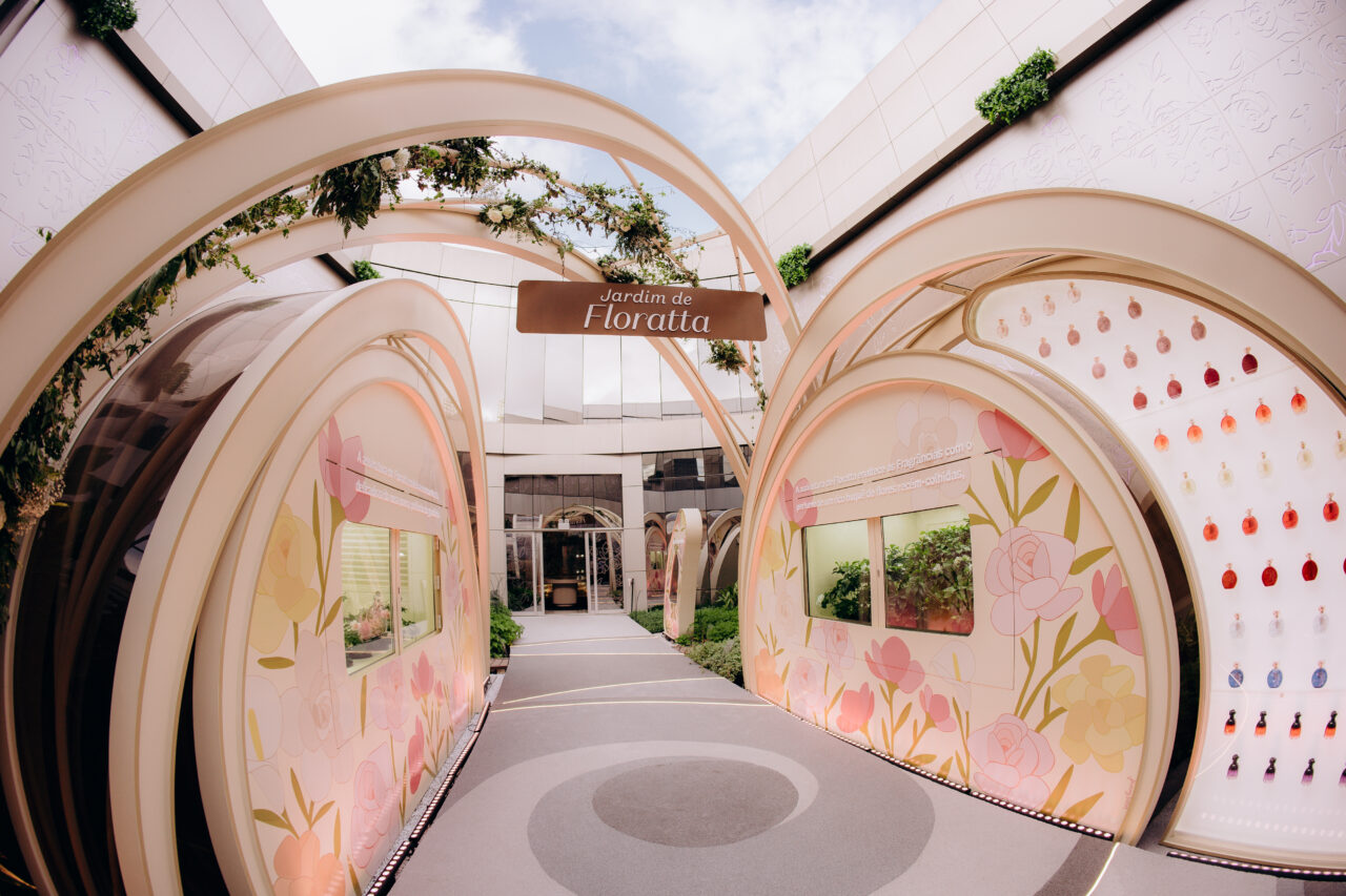 O perfume de aromas de flores vivas