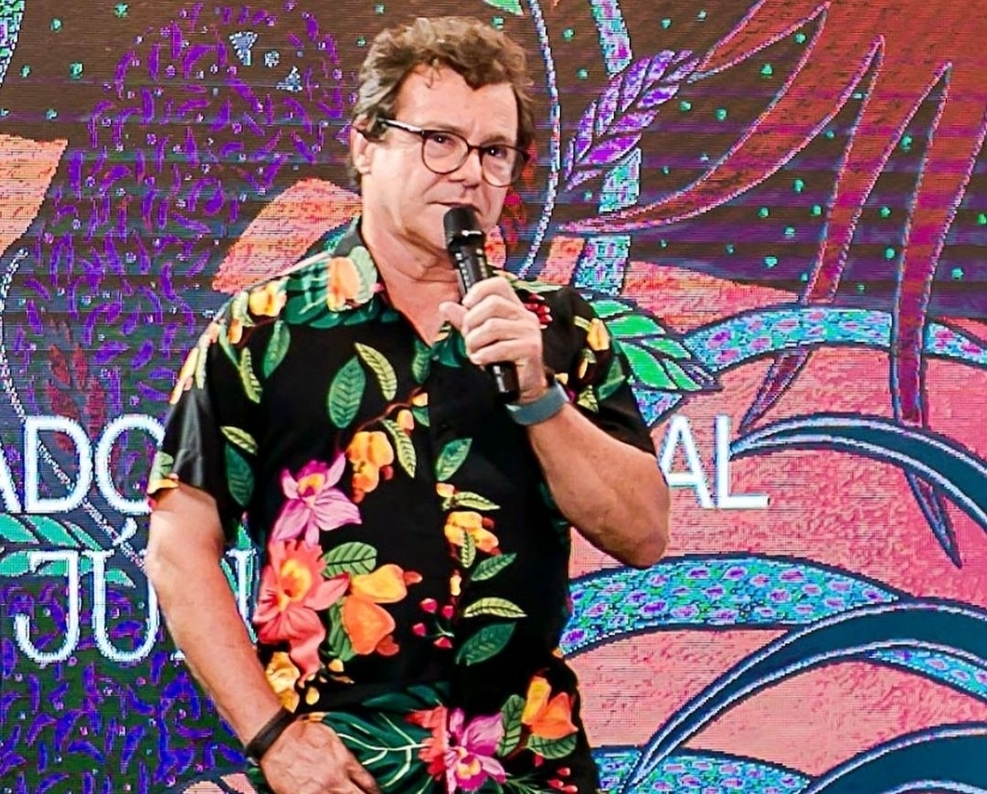 A Festa das Cores: Clóvis Júnior em Exposição na Casa MGA