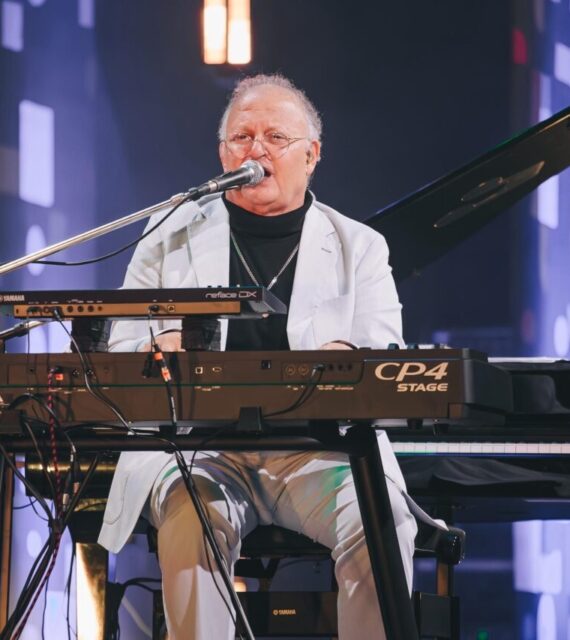 Guilherme Arantes celebra 50 anos de carreira no Teatro Pedra do Reino