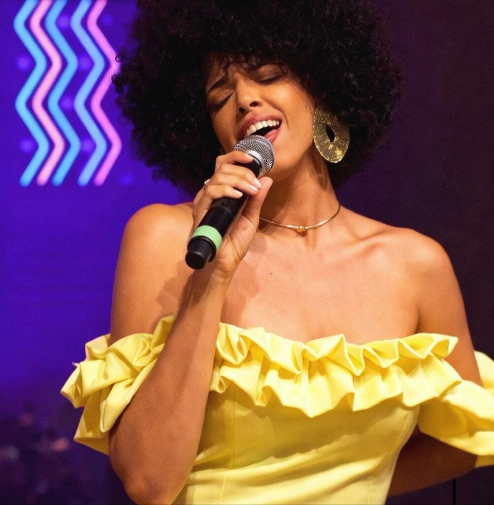 Gaby Hardman faz música em homenagem à praia de Jacumã