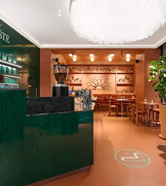 Crocodilo também serve café em Paris