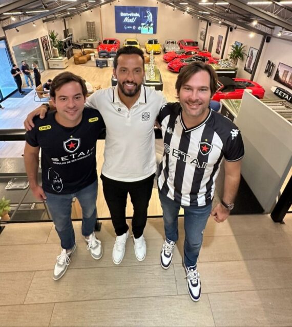 Nenê, do Botafogo-PB, visita showroom do Setai Grupo GP