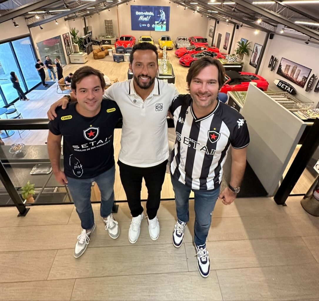 Nenê, do Botafogo-PB, visita showroom do Setai Grupo GP