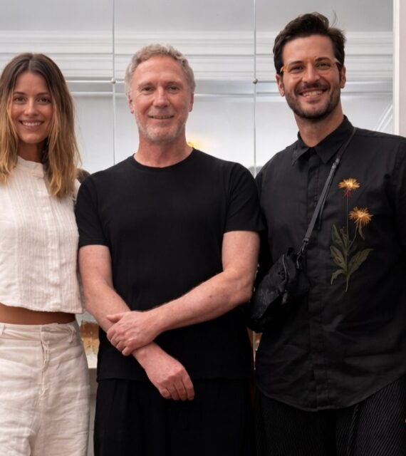 Prestigiando a amada na passarela