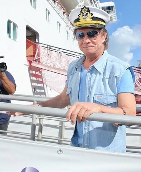 Navio de Roberto Carlos abre vendas