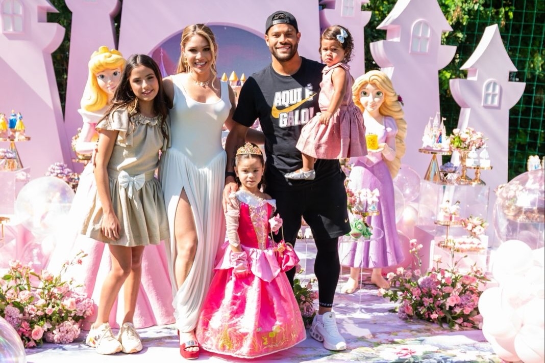 Zaya faz 4 anos e ganha festa de princesa