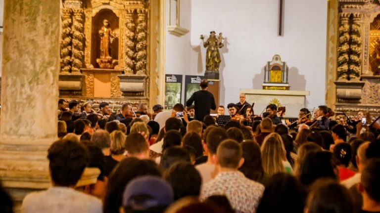 Hoje: Orquestra Sinfônica Municipal apresenta obras de Mozart e Debussy