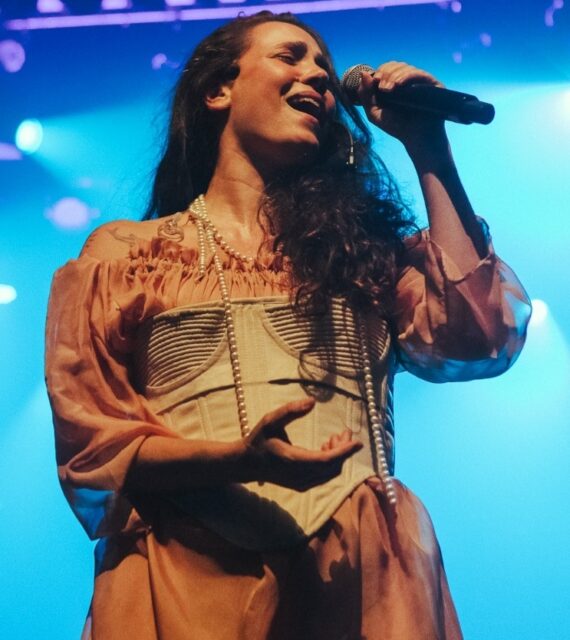 Cantora Tiê apresenta novo show em João Pessoa
