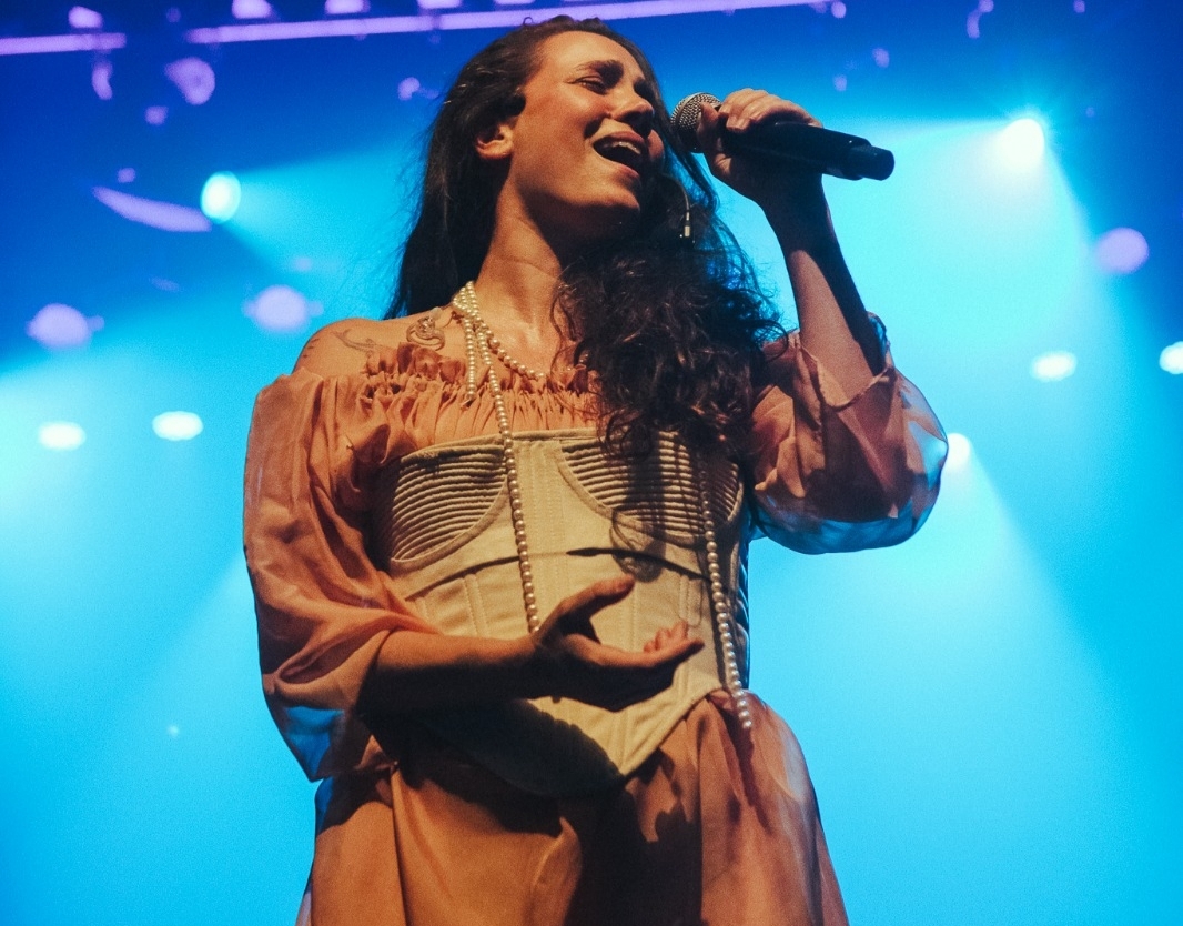 Cantora Tiê apresenta novo show em João Pessoa