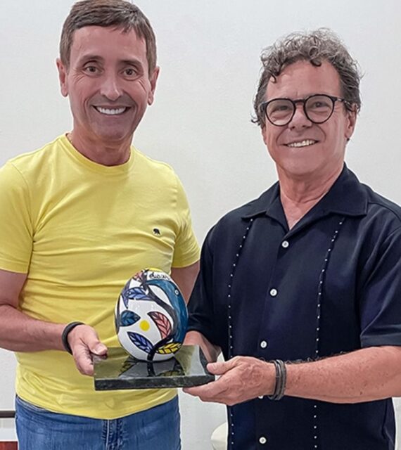 Clóvis Junior assina Troféu Colibri