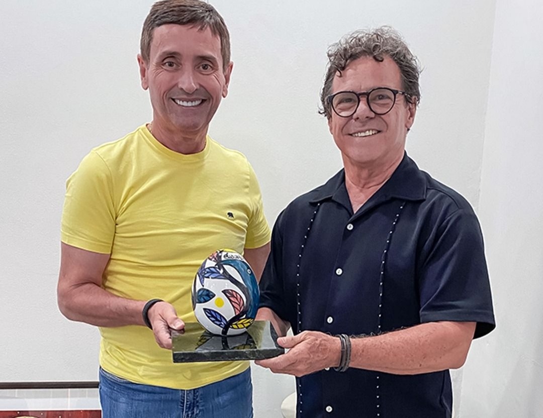 Clóvis Junior assina Troféu Colibri