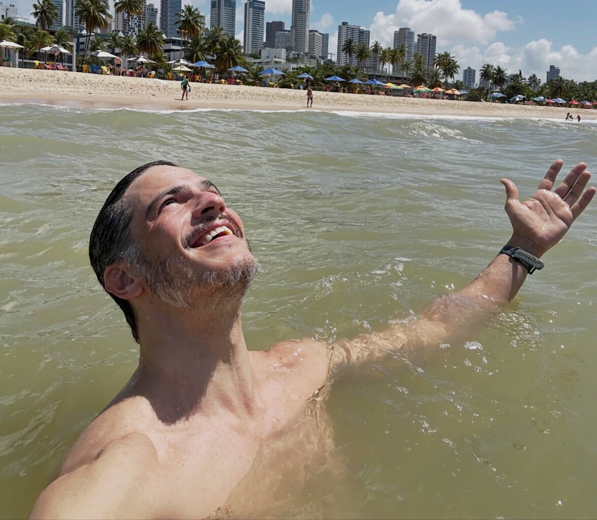Mateus Solano entre o palco e o mar de João Pessoa