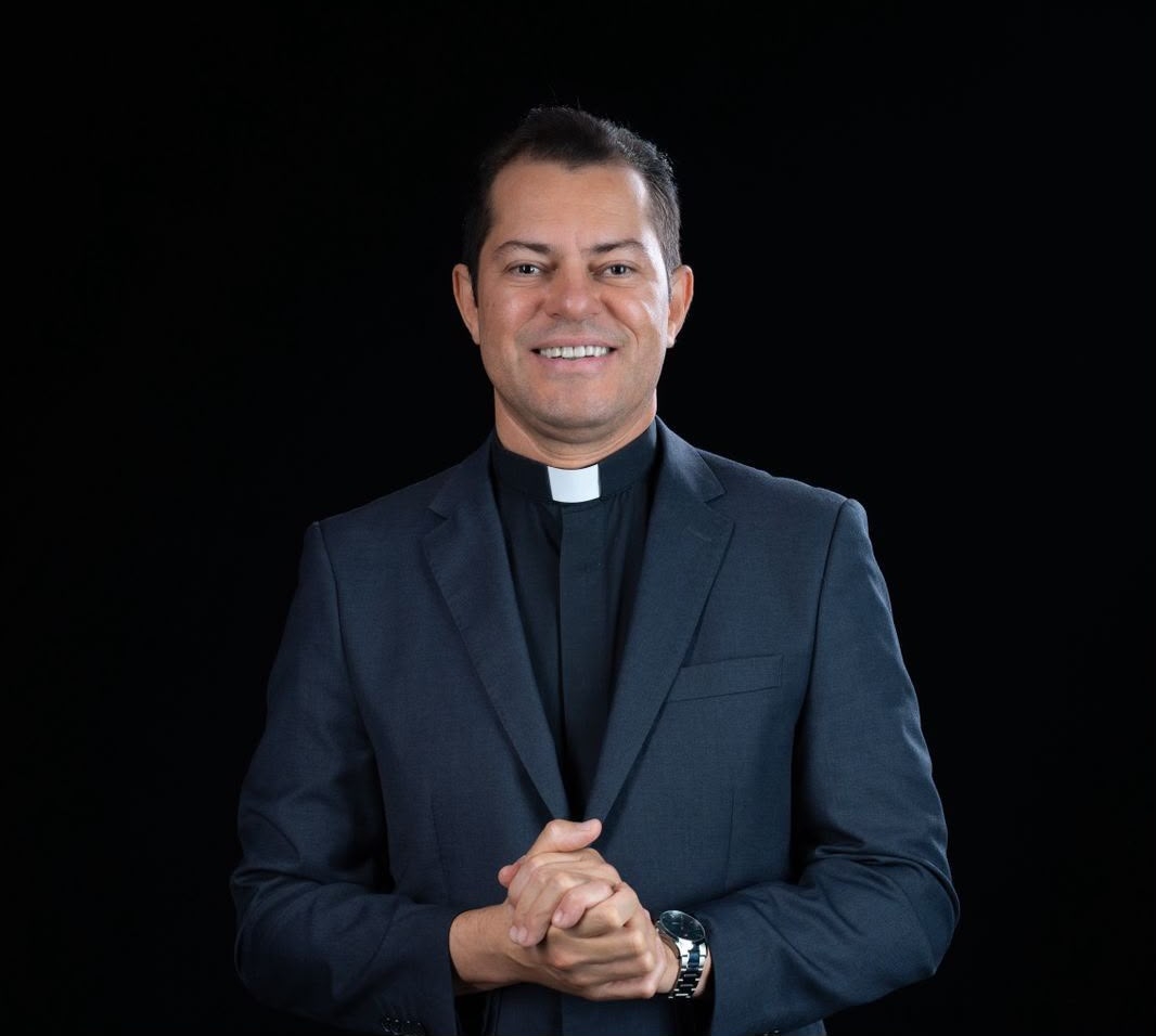 Padre Márcio José lança livro no Centro Cultural São Francisco
