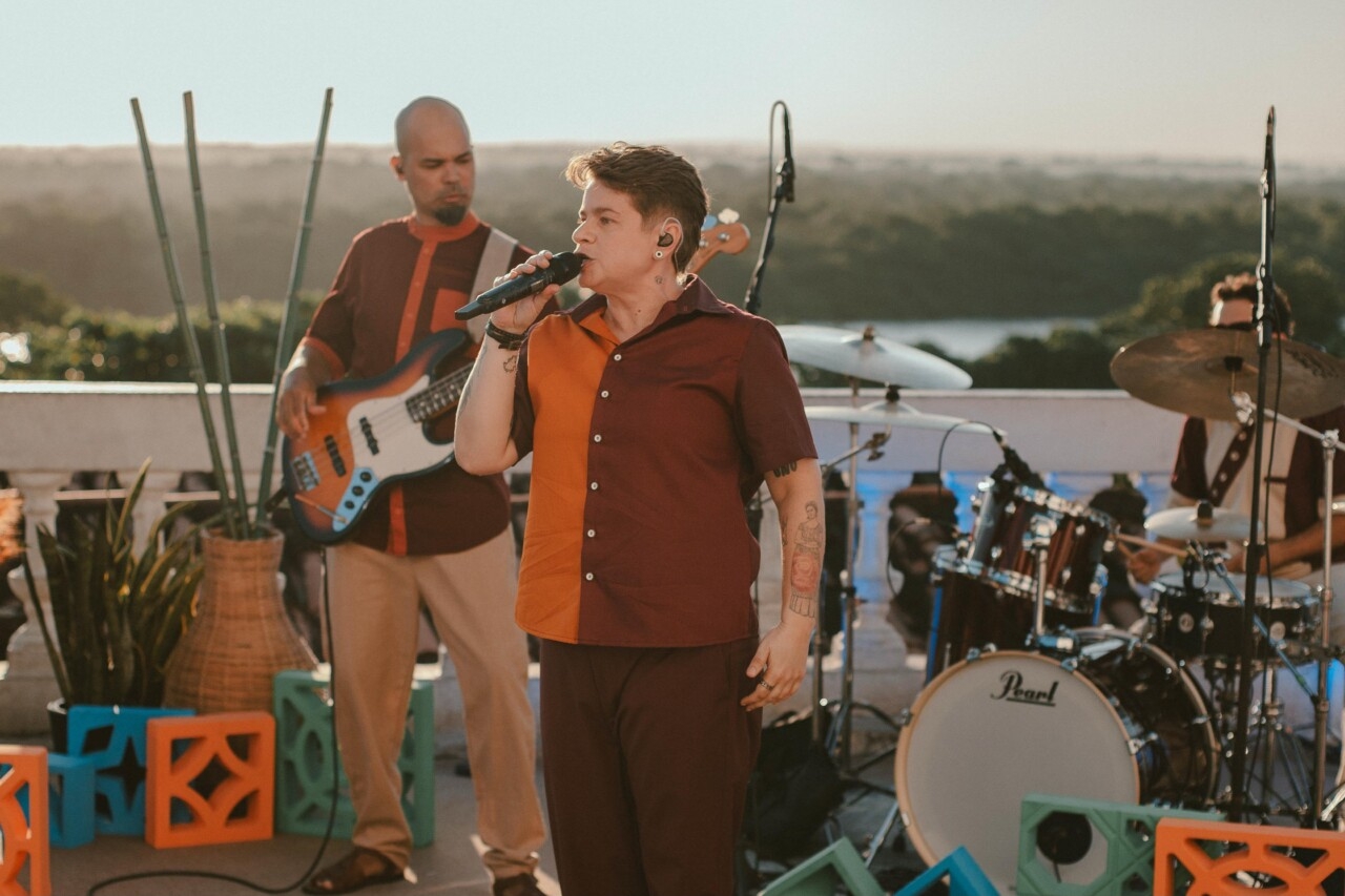 Val Donato lança audiovisual gravado no Hotel Globo