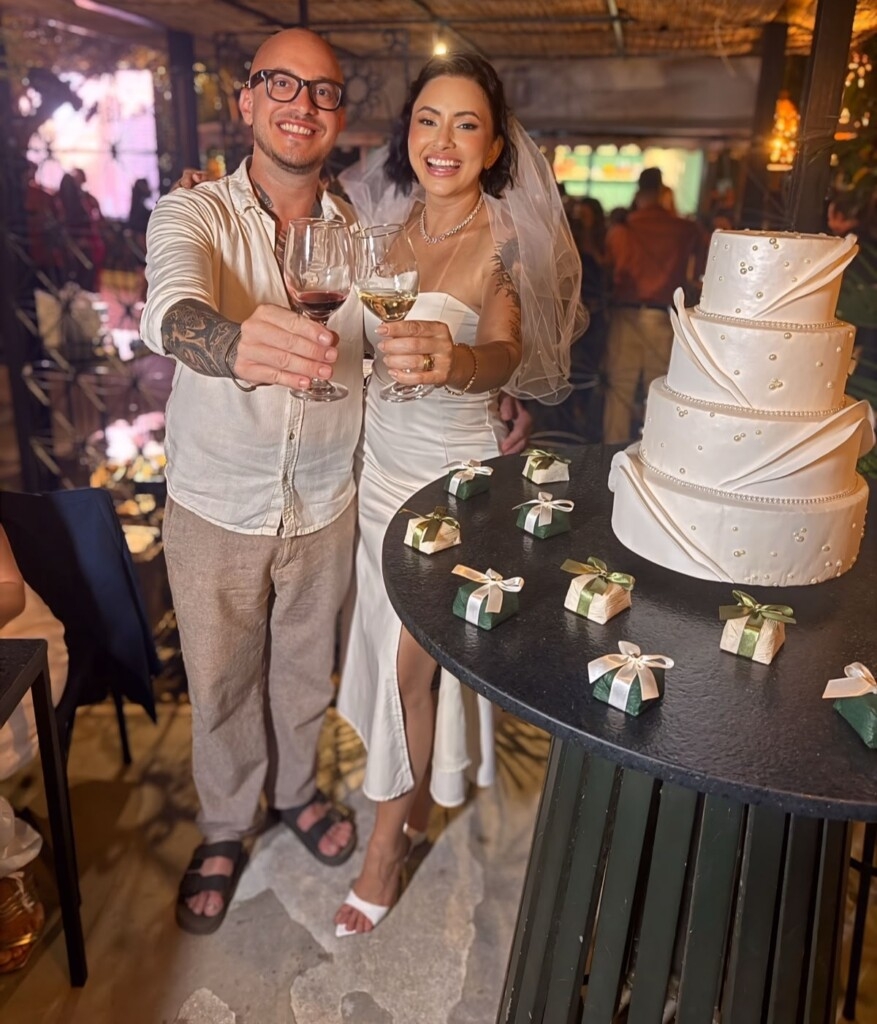 Thiago e Karine trocam alianças em clima de festa